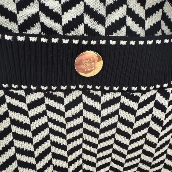 Carolina Herrera Luxury Black and Cream Generous Fit Patterned Top LIKE NEW - Picture 6 of 7